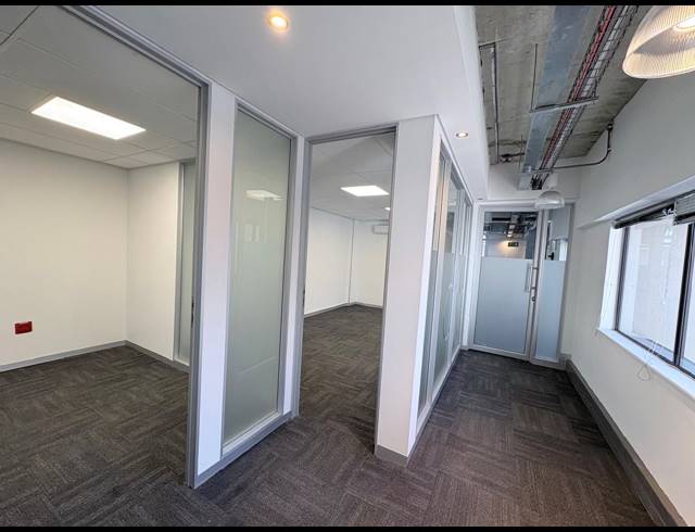 585M² OFFICE TO LET IN VORNA VALLEY